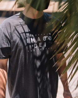 man in black and white crew neck t-shirt